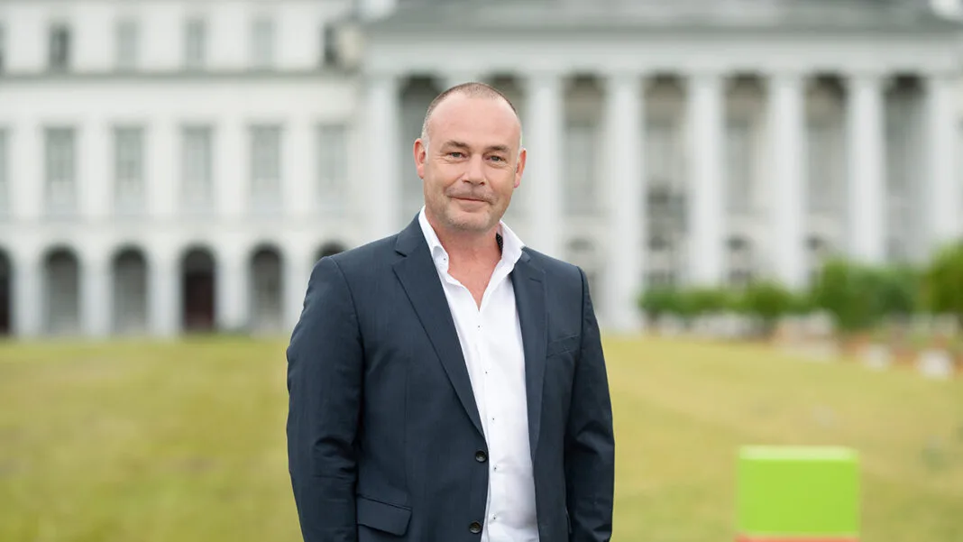 Energieberater Patrik Brings bei der Gebäudeaufnahme an einem Wohnhaus in Koblenz