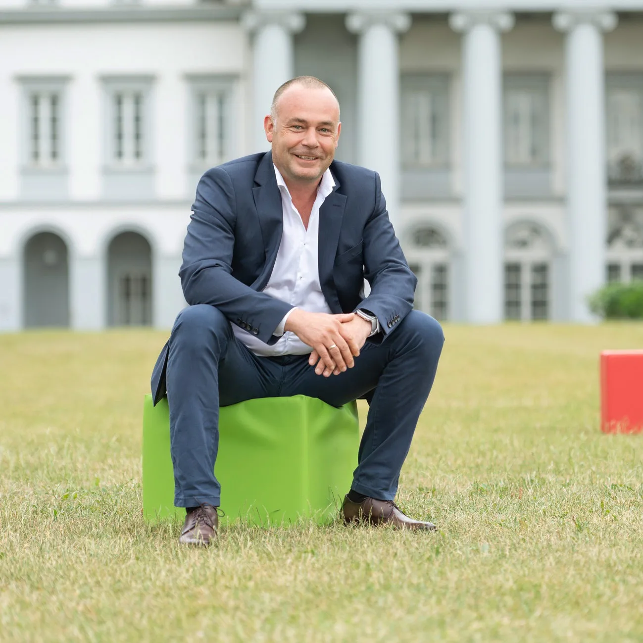 Patrik Brings, dena-zertifizierter Gebäude-Energieberater in Koblenz, bei der Gebäudeaufnahme